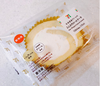「セブン-イレブン 北海道産クリームのふんわりロールケーキ」のクチコミ画像 by ビーピィさん