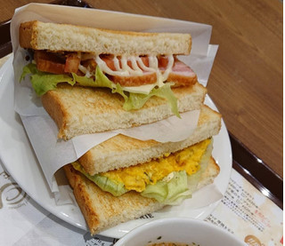 「カフェ・ド・クリエ 2つのサンド BLTとパンプキンチーズ」のクチコミ画像 by yuna14さん