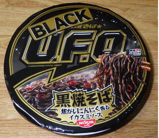 「日清食品 日清焼そばBLACK U.F.O. 黒焼そば 焦がしにんにく香るイカスミソース カップ100g」のクチコミ画像 by 7GのOPさん