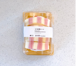 「ローソン Uchi Cafe’ もち食感ロール いちご＆レアチーズ 4枚」のクチコミ画像 by むぎっこさん