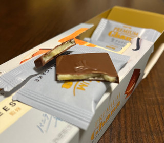 「ロッテ プレミアムガーナ Mr.CHEESECAKE監修生チョコレート フロマージュ 箱12枚」のクチコミ画像 by わやさかさん