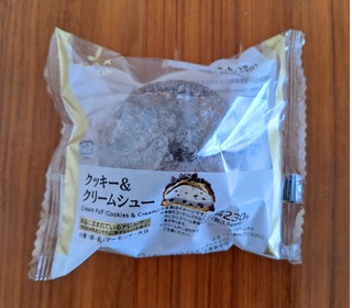 「ローソン Uchi Cafe’ クッキー＆クリームシュー」のクチコミ画像 by フローライトさん