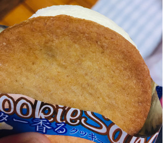「シャトレーゼ バター香るクッキーサンドアイス バニラ」のクチコミ画像 by gologoloさん