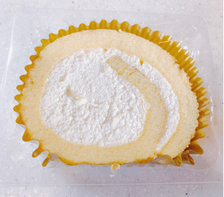 「セブン-イレブン 北海道産クリームのふんわりロールケーキ」のクチコミ画像 by ビーピィさん