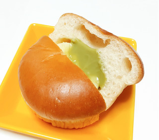 「YKベーキング しあわせ届ける 抹茶ミルクくりぃむパン 1個」のクチコミ画像 by つなさん
