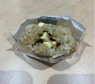 「セブン-イレブン もち玄米おむすび 塩昆布チーズ」のクチコミ画像 by ピンクのぷーさんさん