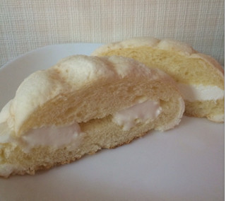 「ローソン 白いメロンパン ホイップクリーム」のクチコミ画像 by めーぐーさん