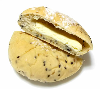 「セブンプレミアム ごまとチーズクリームのパン 袋1個」のクチコミ画像 by つなさん