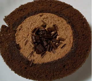 「ローソン Uchi Cafe’ プレミアムロールケーキ 濃厚ショコラ 1個」のクチコミ画像 by るったんさん