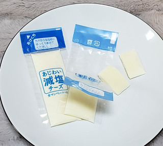 「雪印メグミルク あじわい減塩チーズ カマンベール入り 箱6本」のクチコミ画像 by みにぃ321321さん