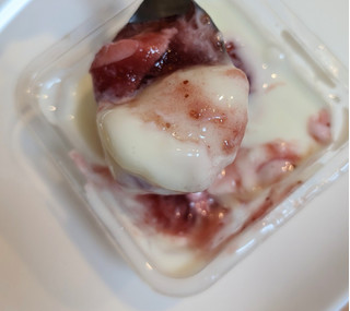 「ローソン Uchi Cafe’ ミルクもち とろ～り練乳いちご 4個入り」のクチコミ画像 by はるなつひさん