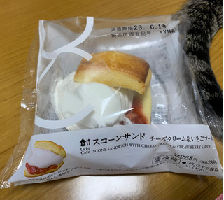 「ローソン Uchi Cafe’ スコーンサンド チーズクリーム＆いちごソース」のクチコミ画像 by tmnさん