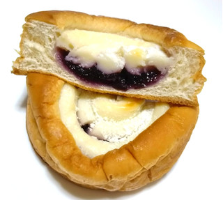 「ヤマザキ ブルーベリージャム＆レアチーズクリームパン 袋1個」のクチコミ画像 by つなさん