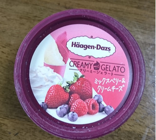 「ハーゲンダッツ ミニカップ CREAMY GELATO ミックスベリー＆クリームチーズ カップ110ml」のクチコミ画像 by もぐりーさん