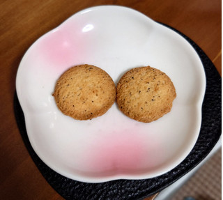 「3COINS おかしもん アールグレイの茶葉を練り込んだ紅茶クッキー 46g」のクチコミ画像 by ももたろこさん