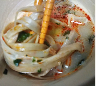 「セブンプレミアム ごぼうをそのまま麺にした豆乳担々風スープ カップ25g」のクチコミ画像 by レビュアーさん