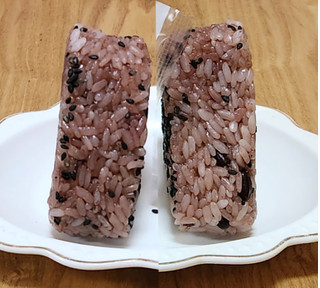 「ローソン おにぎり屋 北海道十勝産小豆使用 赤飯おこわ」のクチコミ画像 by みにぃ321321さん