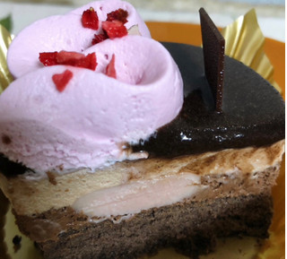「ローソン Uchi Cafe’ SWEETS ルビーチョコレートのショコラケーキ」のクチコミ画像 by マロンまろんさん