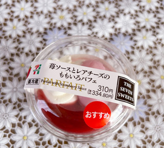 「セブン-イレブン 苺ソースとレアチーズのももいろパフェ」のクチコミ画像 by merumoさん