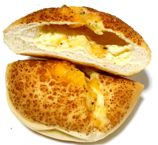 「Pasco 国産小麦の四種のチーズパン 袋1個」のクチコミ画像 by つなさん