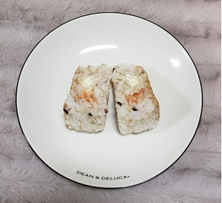 「セブン-イレブン 発芽雑穀米おむすび 明太クリームチーズ」のクチコミ画像 by みにぃ321321さん