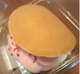 「ローソン Uchi Cafe’ いちごクリームどら焼き」のクチコミ画像 by ピノ吉さん