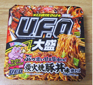 「日清食品 日清焼そばU.F.O. 大盛 ぶっ濃い甘辛醤油だれ！炭火焼豚丼味焼そば 151g」のクチコミ画像 by 7GのOPさん