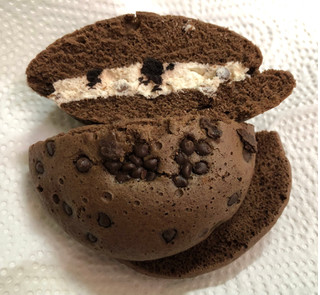 「ヤマザキ チョコチップ＆クッキークリームスフレ 1個」のクチコミ画像 by SANAさん