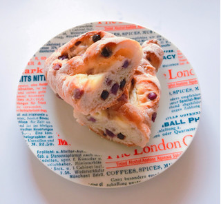 「ファミリーマート ブルーベリーとクリームチーズのフランスパン」のクチコミ画像 by レビュアーさん
