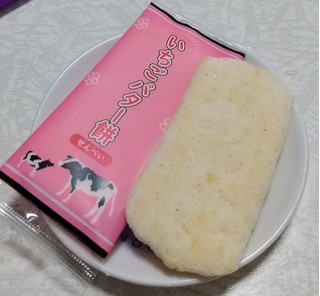 「岩塚製菓 いちごバター餅 袋18枚」のクチコミ画像 by ピーまるさん