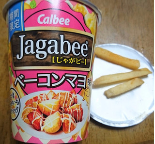 「カルビー Jagabee ベーコンマヨ味 カップ38g」のクチコミ画像 by クリームきりこさん