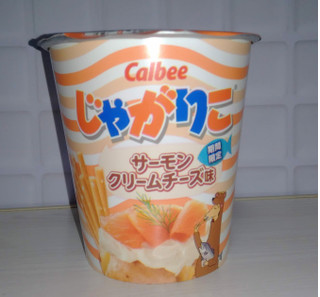 「カルビー じゃがりこ サーモンクリームチーズ味 カップ52g」のクチコミ画像 by kaviさん