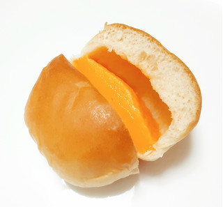 「ヤマザキ 薄皮 メロンクリームパン 北海道産赤肉メロン 袋4個」のクチコミ画像 by つなさん