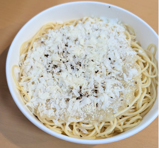 「セブン-イレブン チーズと黒胡椒のパスタカチョエペペ」のクチコミ画像 by はるなつひさん