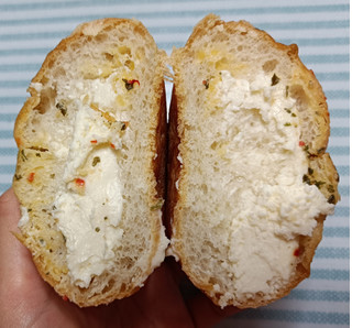 「ローソン マヌルパン ガーリック＆クリームチーズ」のクチコミ画像 by hiro718163さん