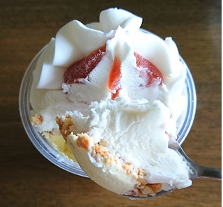 「赤城 パフェデザート いちごのチーズケーキ カップ300ml」のクチコミ画像 by もぐりーさん