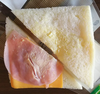 「ファミリーマート ハムチーズたまごサンド」のクチコミ画像 by モーパパさん