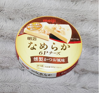 「明治 なめらか6Pチーズ 燻製かつお風味 箱100g」のクチコミ画像 by みにぃ321321さん