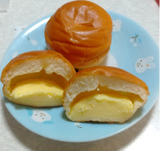 「ヤマザキ 薄皮 チーズカスタード クリームパン 袋4個」のクチコミ画像 by ピーまるさん