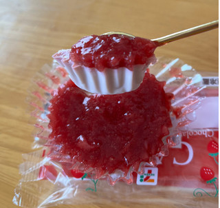 「セブン-イレブン 甘酸っぱい苺とルビーチョコの濃厚テリーヌ」のクチコミ画像 by わやさかさん