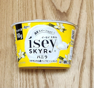 「日本ルナ Isey SKYR バニラ カップ105g」のクチコミ画像 by みにぃ321321さん