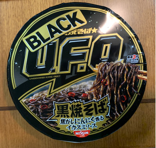 「日清食品 日清焼そばBLACK U.F.O. 黒焼そば 焦がしにんにく香るイカスミソース カップ100g」のクチコミ画像 by ありさちゃんさん