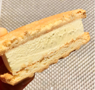 「セブンプレミアム バターが贅沢に香るクッキーサンド 袋1個」のクチコミ画像 by Pチャンさん