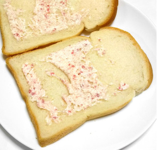 「工藤パン イギリストースト 桜クランチ入り練乳クリーム 袋1個」のクチコミ画像 by つなさん