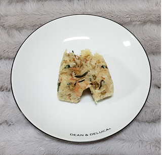 「ローソン 山菜と小海老のおこわおにぎり」のクチコミ画像 by みにぃ321321さん