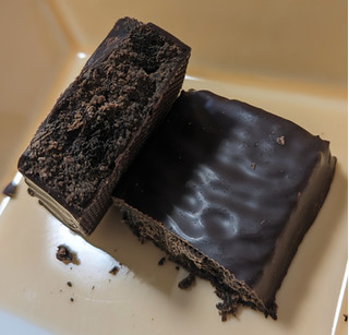 「有楽製菓 ブラックサンダー PREMIUM しっとり深みガトーショコラ 1個」のクチコミ画像 by ちょこコーヒーさん