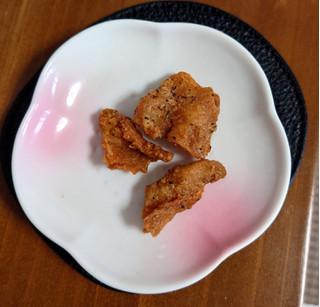 「セブン＆アイ セブンプレミアム チキチキボーンの鶏皮フライ 袋25g」のクチコミ画像 by ももたろこさん