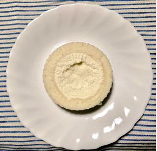 「ローソン Uchi Cafe’ × Milk ぎゅっと練乳ロールケーキ」のクチコミ画像 by glaceさん