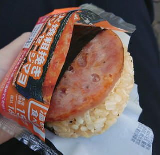 「ローソン 温めて食べる！ 直火焼粗挽きポークソーセージマヨネーズおにぎり」のクチコミ画像 by レビュアーさん