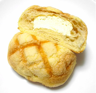 「シライシパン 濃ゆーいバター味ホイップメロンパン 1個」のクチコミ画像 by つなさん